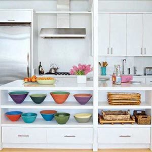 Escolha pratos para a cozinha em cores brilhantes e saturadas.