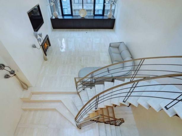 Para mover entre os andares podem ser as escadas ou elevador.