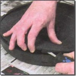 Para desmontar o filtro de carvão, simplesmente retire a tampa superior com uma chave de fenda.