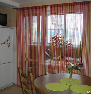 Decoração de janela com varanda na cozinha com cortinas de algodão