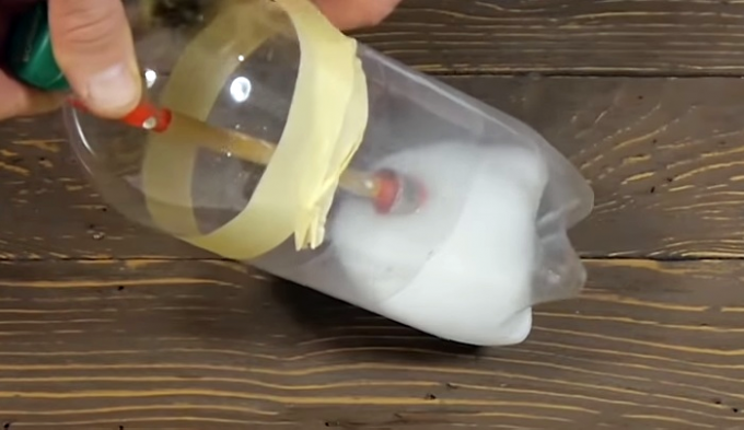 A escova de garrafa de plástico pode ficar durante algum tempo no solvente 
