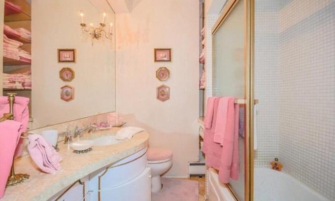 Casa de banho na cor rosa.