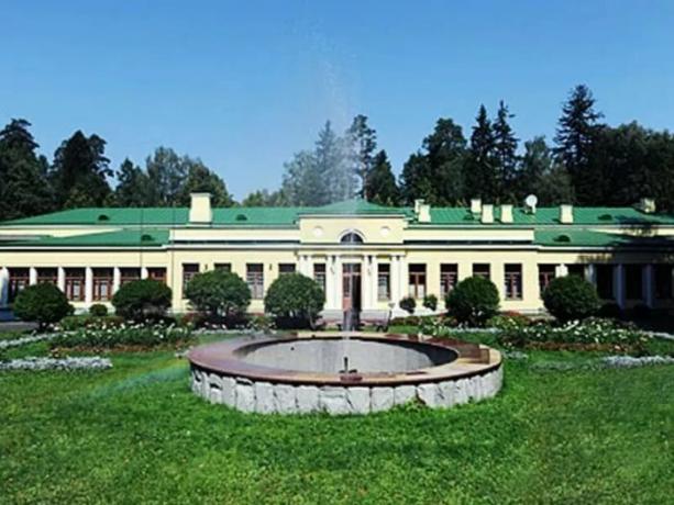 Cottage na Semenov em ordens Andropov repintado em cores brilhantes, mas era verde na época de Stalin. | Foto: diletant.media.