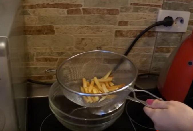 Você pode colocar as batatas em uma peneira para o excesso de óleo de vidro a partir dele.