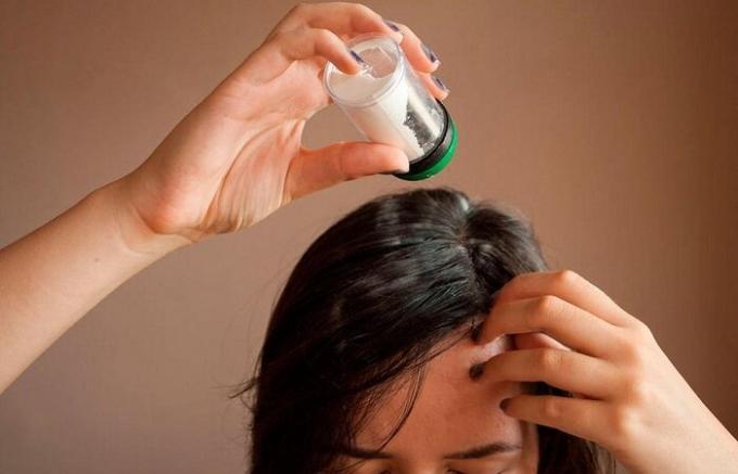 Uma pitada de sal no shampoo: um segredo que não faz mal a conhecer uma menina para cuidar de beleza do cabelo