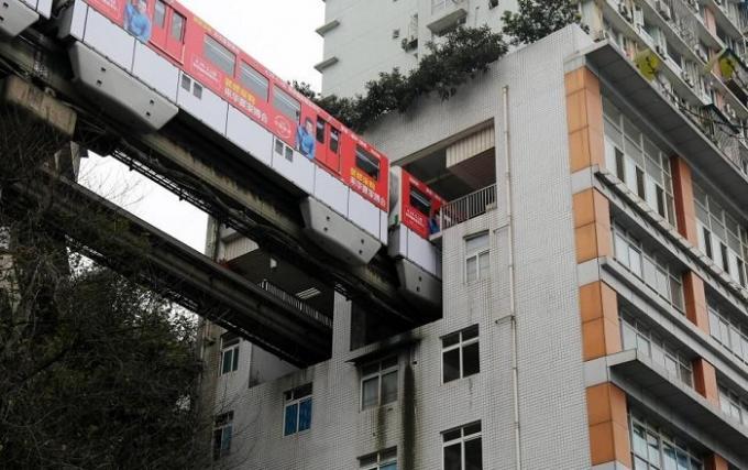 Na cidade chinesa de Chongqing trens correr pela casa.