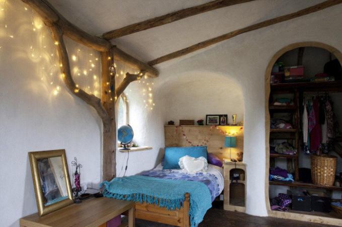Quarto acolhedor em um hobbit casa. | Foto: thesun.co.uk.