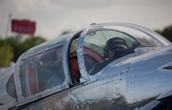 Por rebites usados ​​em aviões, em vez de soldagem