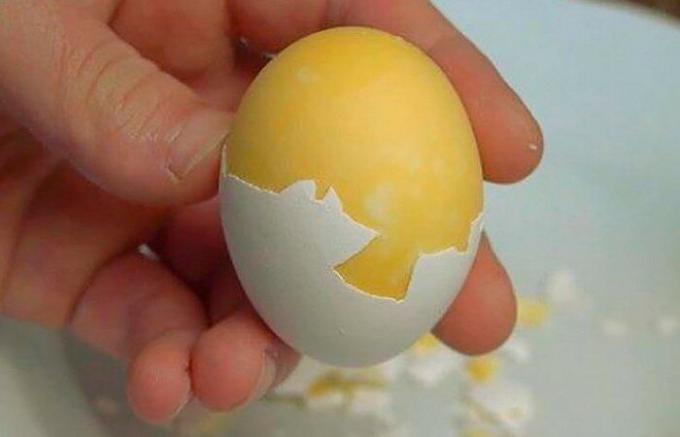 Como cozinhar um ovo gema fora.