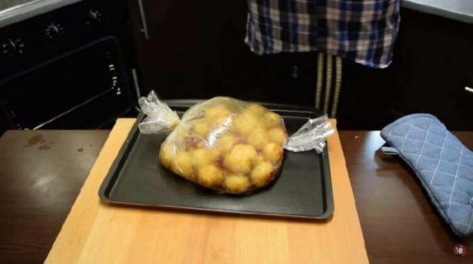 As batatas são dobradas para dentro da manga.