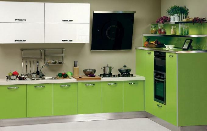 O conjunto de cores claras é adequado para cozinhas grandes e pequenas