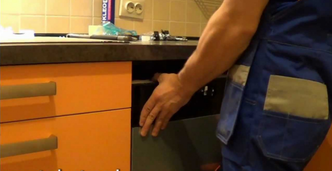 A instalação de uma máquina de lavar louça é possível com suas próprias mãos