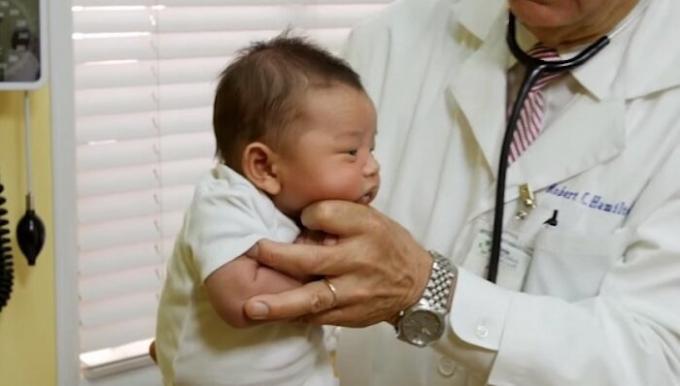 Como acalmar um bebê chorando por um par de segundos: pediatra Conselho com 30 anos de experiência