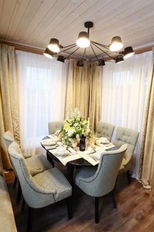 As cortinas na sala de estar residência suburbana foram comprados em Paris, para 200 mil rublos.