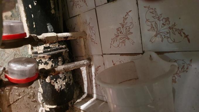 Tubos de ferro zamurovovali há 30 anos nas paredes, e eles ainda não fluem, é estranho
