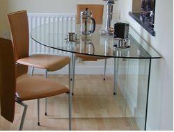 Uma mesa transparente é uma ótima solução para uma cozinha moderna