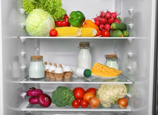 Encha a geladeira com alimentos da lista necessária para cozinhar durante a semana