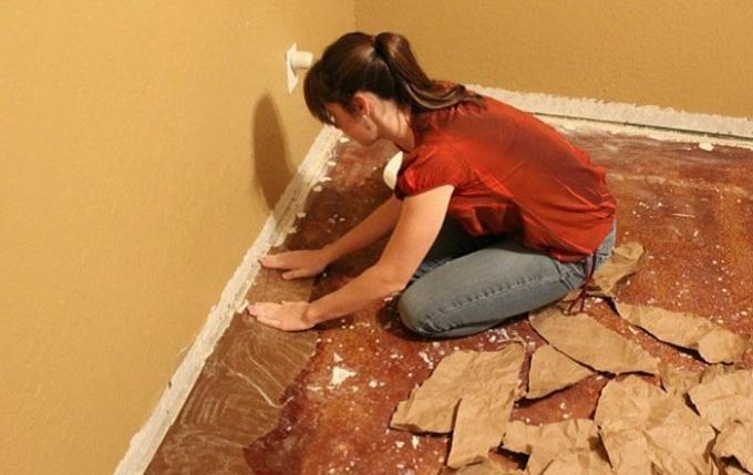 Para salvar em reparos, esta mulher actualiza o chão devido ao papel comum.
