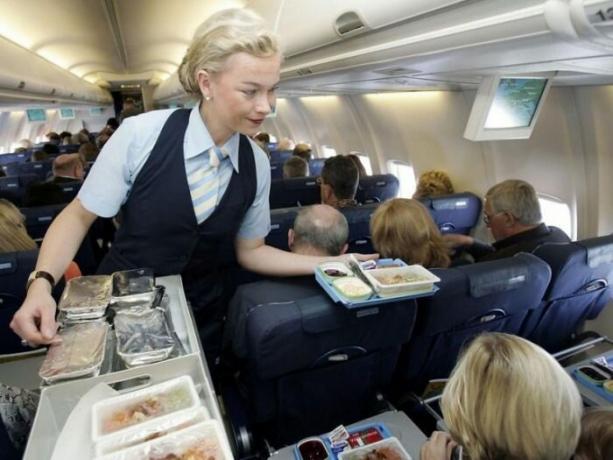 Em vôo, você precisa estar preparado para o fato de que a comida vai ser um monte de conservantes.