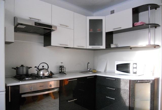 design de cozinha em preto e branco