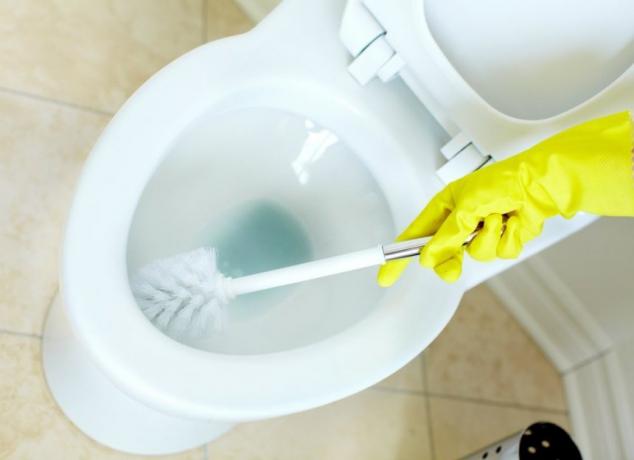 Como limpar seu banheiro com uma chave de fenda?