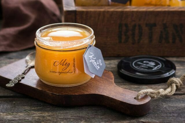 Ao escolher onde armazenar o néctar doce, deve-se notar que qualquer luz solar direta reduz as qualidades úteis de mel