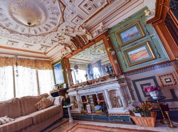 Adrian Rehman disse que seu apartamento é uma reminiscência do Palácio de Versailles.
