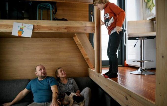 Família de Minsk construiu uma casa de 16 metros quadrados. m., e considera que o suficiente semelhante para uma vida confortável