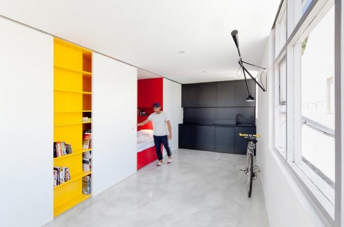 Estúdio de 27 m² com um quarto, um banheiro e uma cozinha em um armário