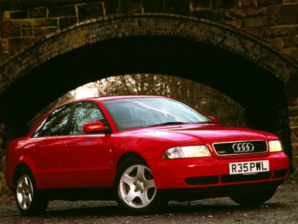 Sedan e vagões Audi A4 foram produzidos 1994-2001. | Foto: arki-porogi.ru.