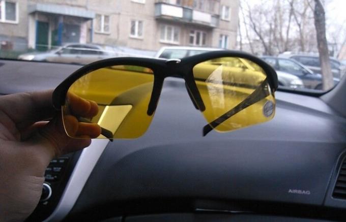 Óculos amarelos para dirigir à noite: ajuda real ou manequim promocional