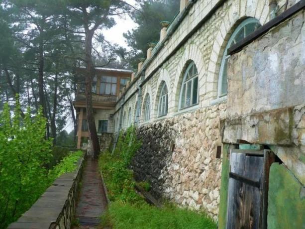 Dacha "Rio Frio" foi construído em 1932-1933. em uma encosta de montanha a uma altitude de 200 metros acima do nível do mar (Abkhazia). | Foto: diletant.media.