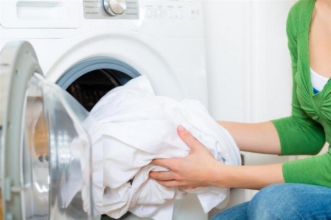 Como fazer um alvejante seguro para lavandaria e roupas