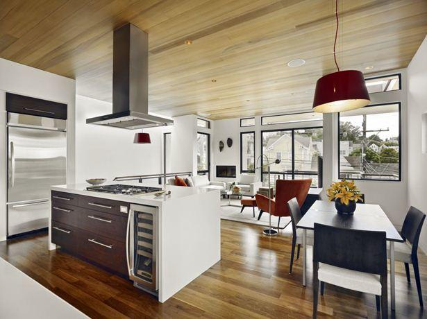 Os tectos de madeira para a cozinha valem definitivamente a pena escolher se a divisão for decorada em estilo ecológico ou se o chão for forrado a parquet / laminado