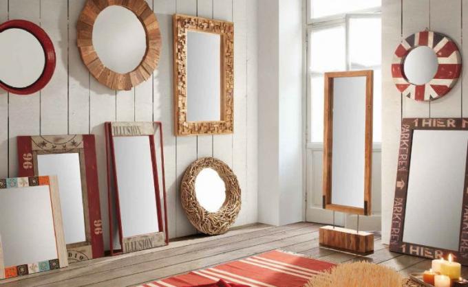 Na foto: Espelho de madeira Banang