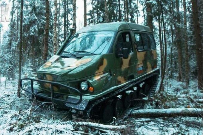 o veículo do terreno GAZ-3409 "Beaver"