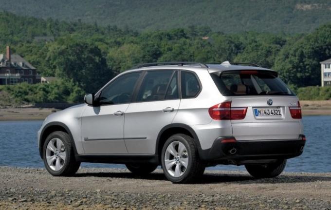 de luxo de médio porte de crossover BMW X5 de segunda geração. | Foto: autodmir.ru.