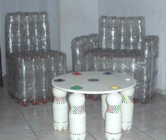 Utilização prática de garrafas de plástico no país