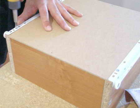 As guias dos rolos são fixadas no fundo da gaveta e nas laterais, a uma distância igual à altura da gaveta