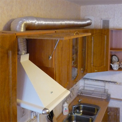 Instalação do capô no sistema de ventilação usando um tubo corrugado especial