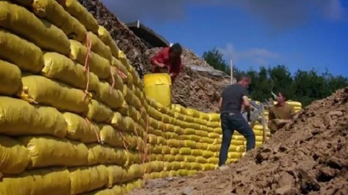 A construção da parede de terra. | Foto: thesun.co.uk.