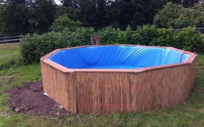 piscina exterior é revestido de bambu.