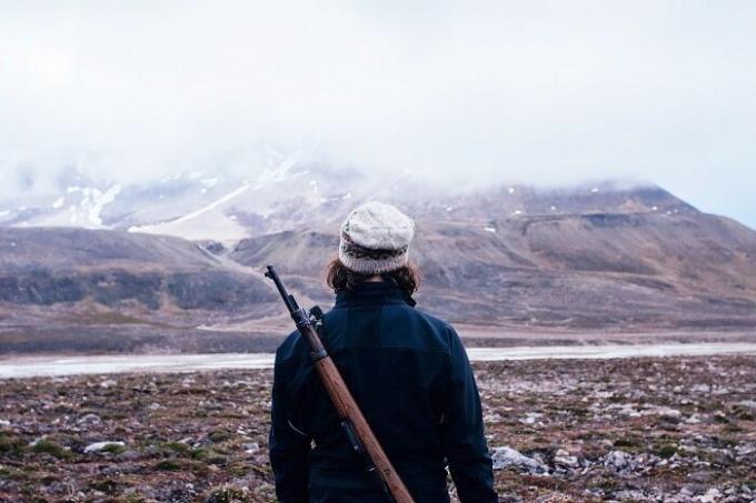 Na caminhada, você pode ir apenas com uma arma (Longyearbyen, Noruega).