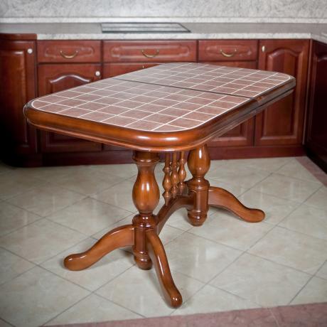 Mesas de cozinha com azulejos de cerâmica (36 fotos): instruções em vídeo de DIY para instalação, preço, foto