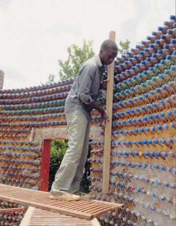 Casa de garrafas de plástico jovem decidiu fazer uma forma redonda. | Foto: ezermester.hu.