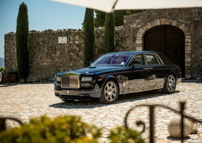 O bom e velho Rolls-Royce Phantom também tudo de bom. 