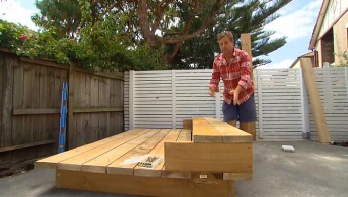 Jason Hodges constrói uma cama que vai ficar no meio do quintal.