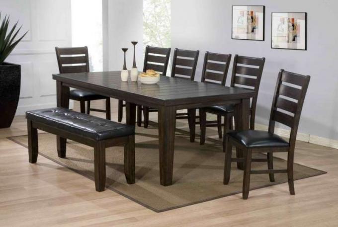 As mesas e cadeiras de madeira para a cozinha devem ter uma textura geral para não violar a ideia estilística