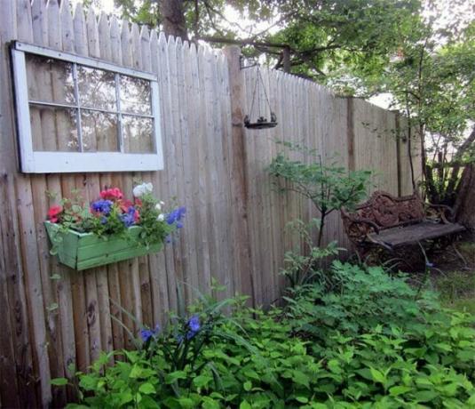 A cerca tem uma finalidade funcional e decorativa em sua casa de verão