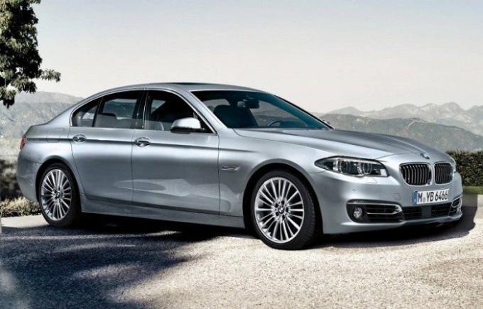 sedan de classe empresarial de prata BMW 535i 2014. | Foto: cheatsheet.com.